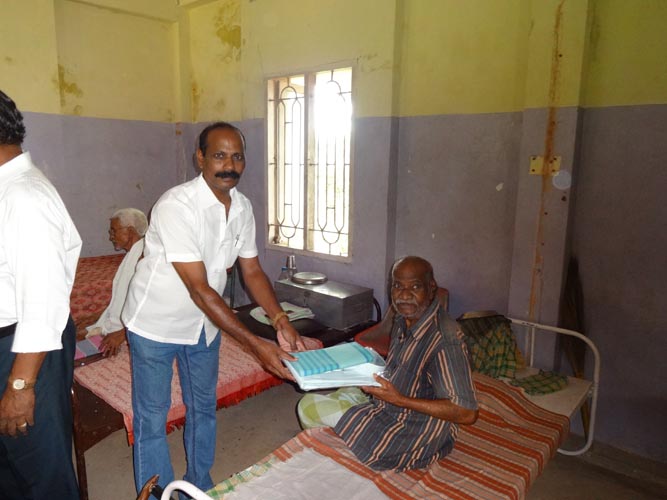 DR.S.RAJENDRAN AINP President Provided sarees for old people at Old age home